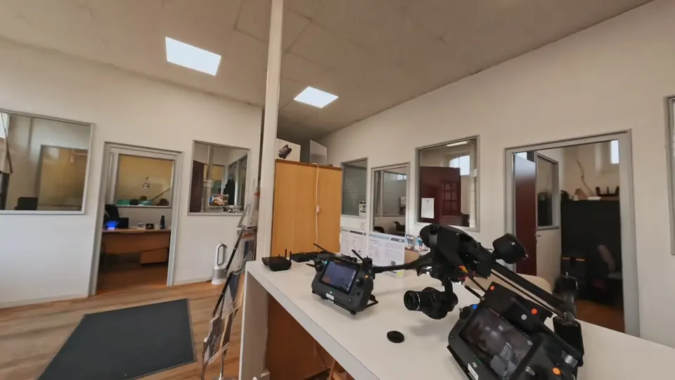 Accueil du campus : drone et radiocommandes posés sur le comptoir
