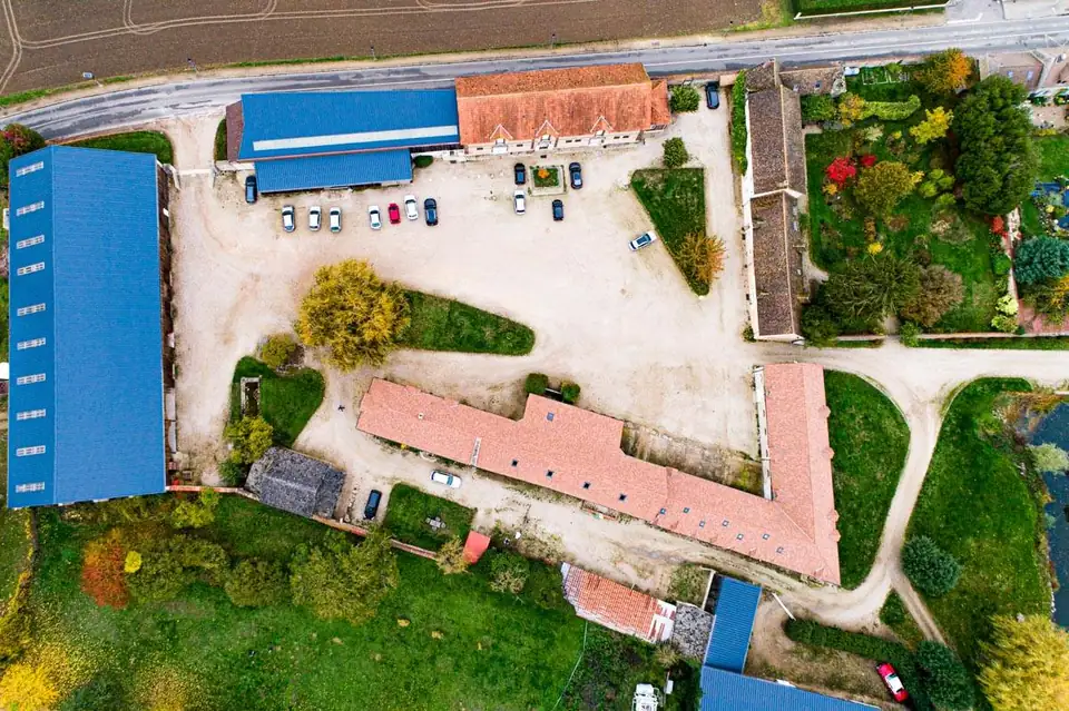 Vue aérienne du campus TELEPILOTE SAS à Marcq (Yvelines) : cour, bâtiments de ferme et hangars