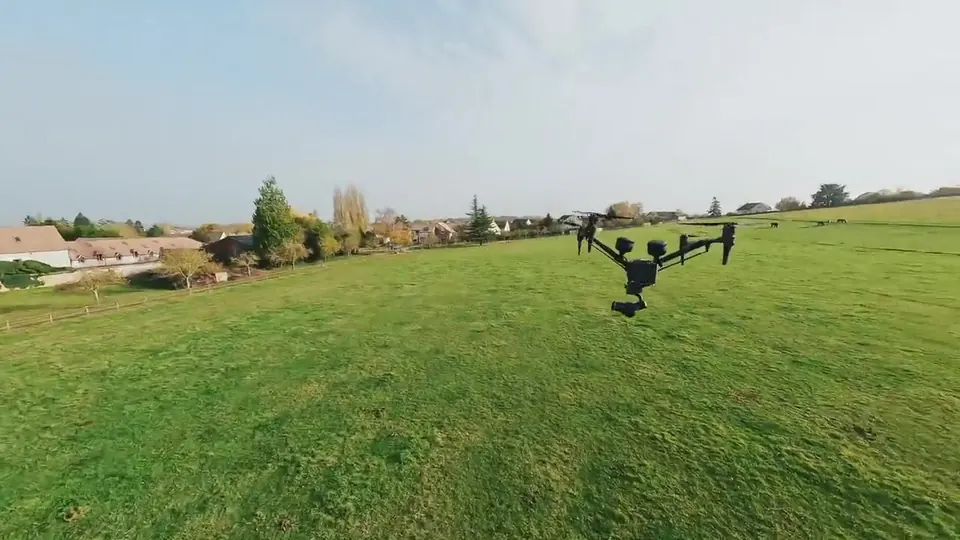 Drone équipé d’une caméra en approche à basse hauteur au-dessus du terrain du campus